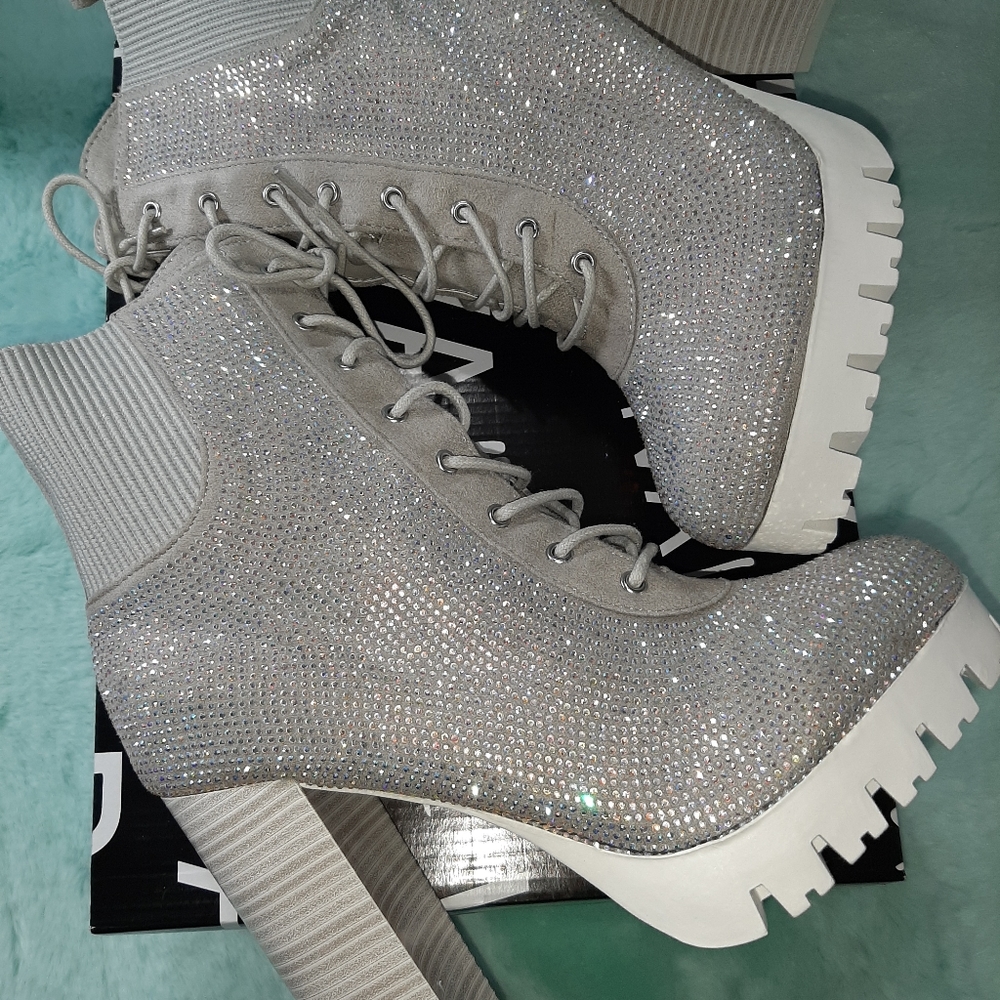 👢BRAND NEW WILD DIVA LOUNGE BOOTS